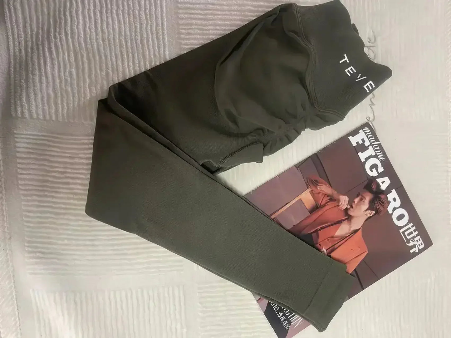 Teveo leggings in squat-proof test pose