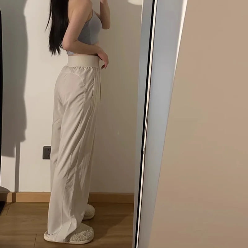 Relaxed silhouette pants side movement