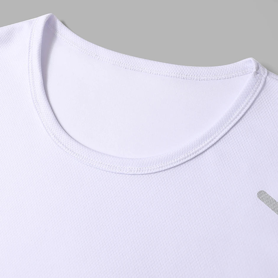 Short sleeve active shirt with graphic print